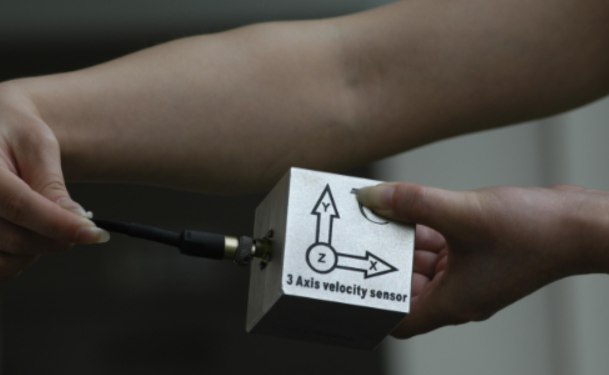 爆破測振儀傳感器現(xiàn)場安裝操作圖文教程